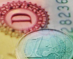 Евро снова стоит дороже 42 рублей, доллар - 33,5 рубля